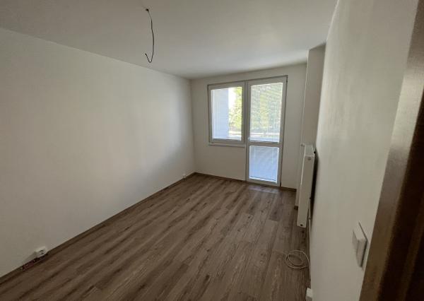 HÚSKOVÁ ul. !!! SÍDLISKO KVP, NOVOREKONŠTRUOVANÝ, 3-izb. byt